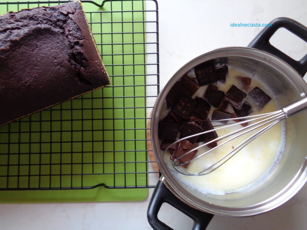 ciasto czekoladowe z burakami przygotowanie polewy
