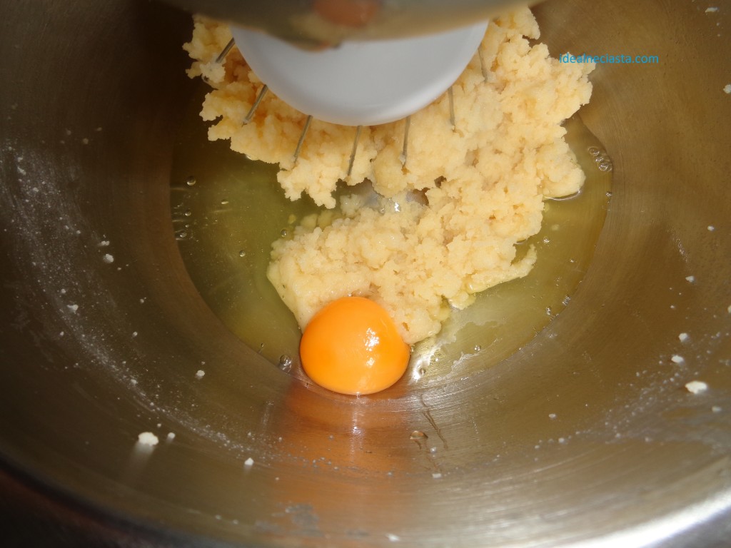 dodawanie jajek do ciasta na gniazdka