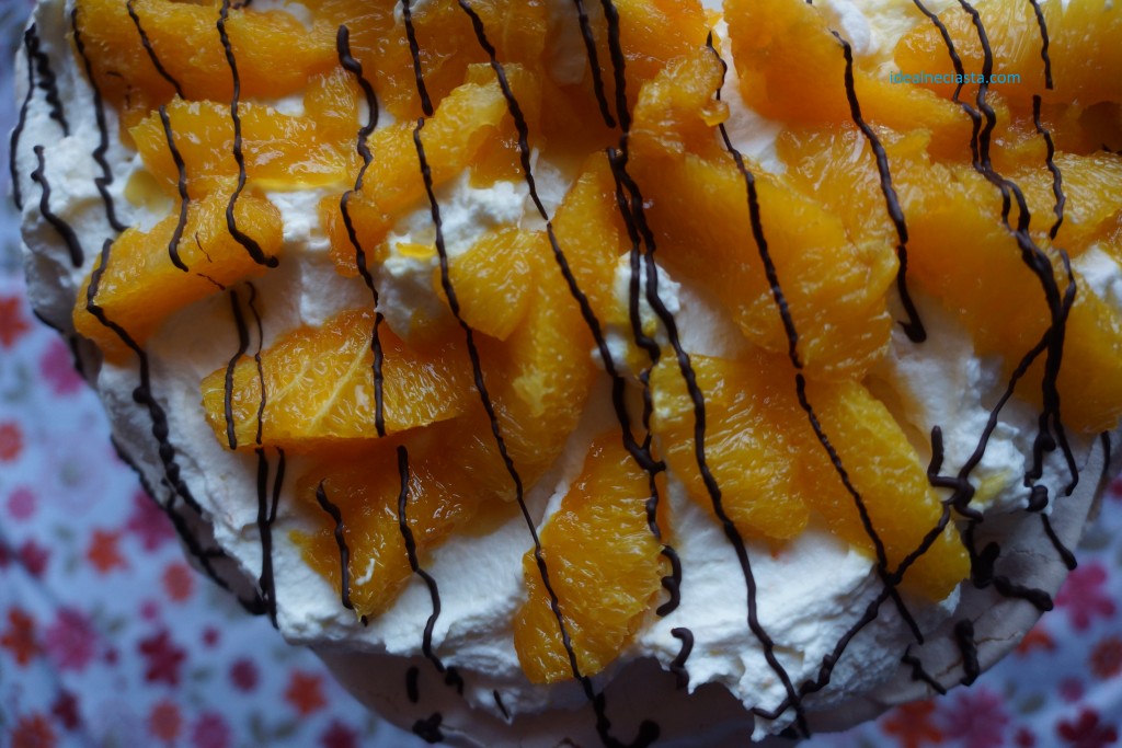 tort bezowy z karmelizowanymi pomarańczami