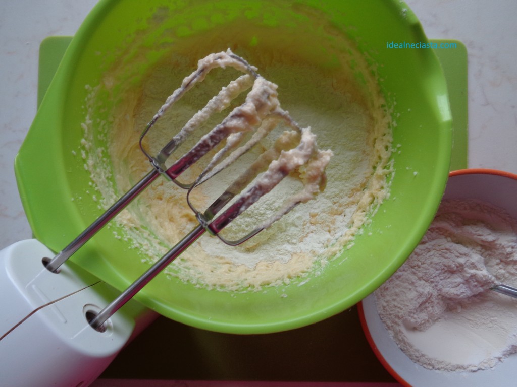 dodawanie maki do ciasta na serduszka rozane