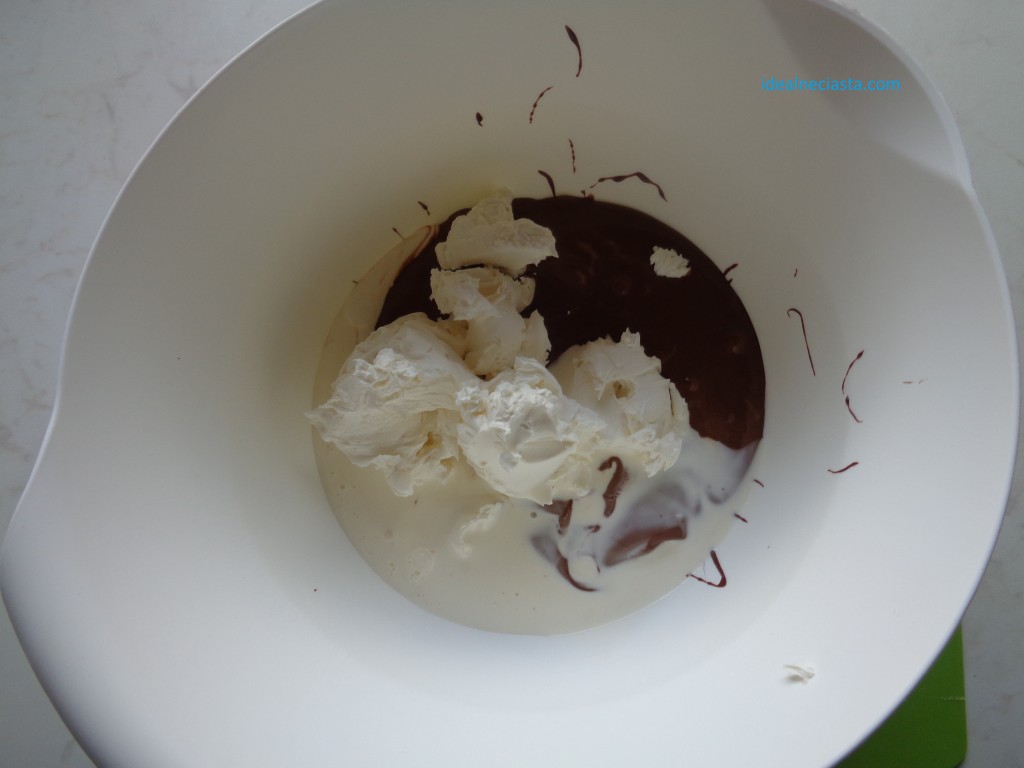 dodawanie mascarpone do masy czekoladowej