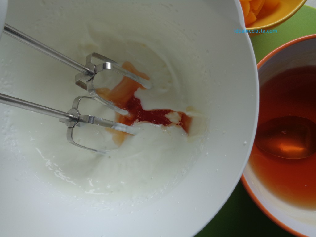 miksowanie jogurtu z galaretka