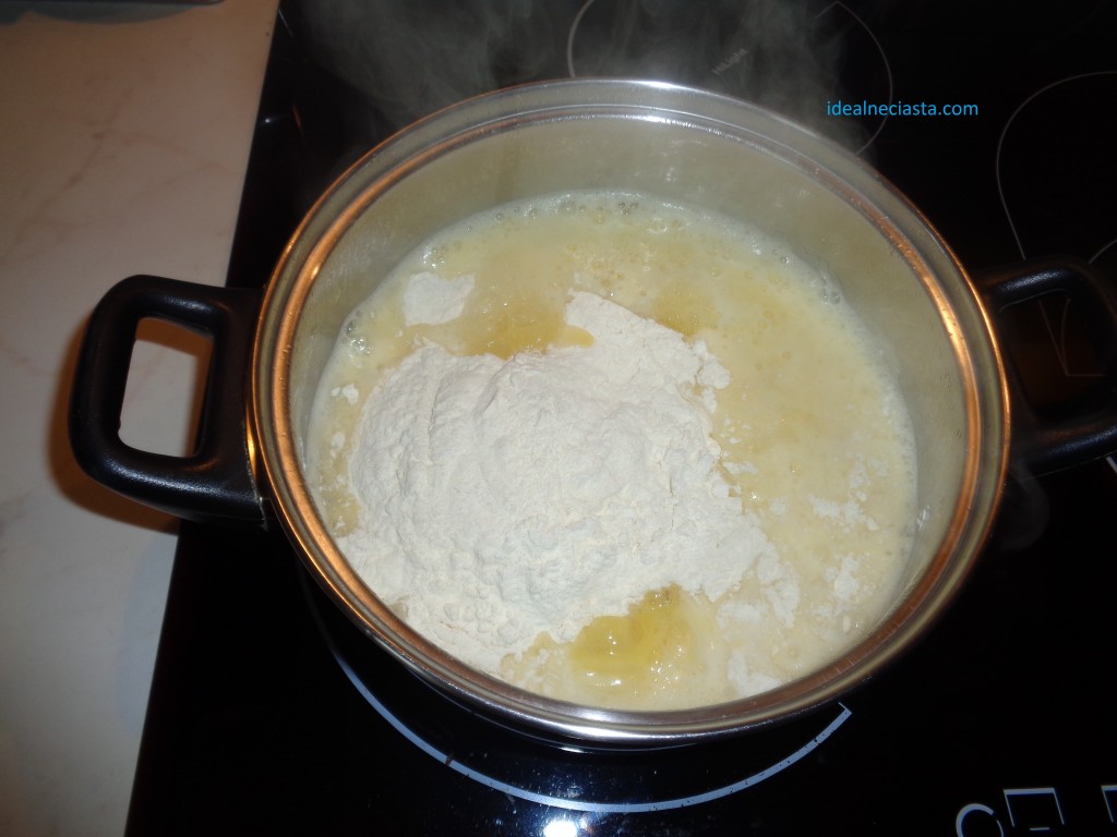 dodawanie maki do wody z maslem
