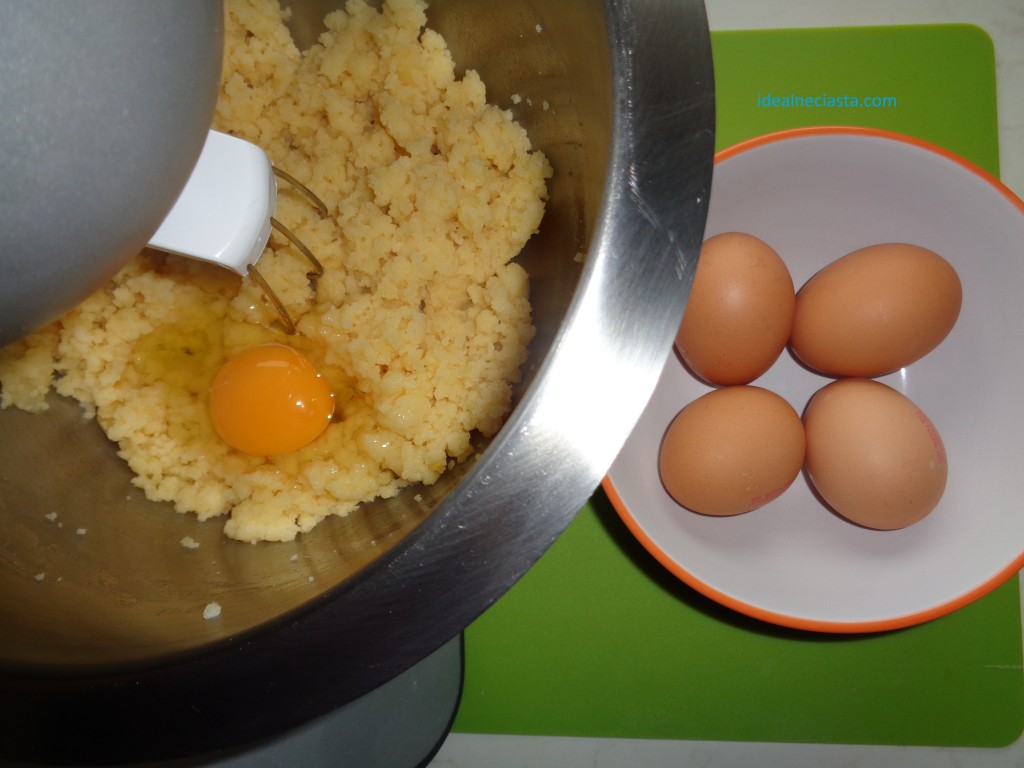 miskowanie ciasta z jajkami