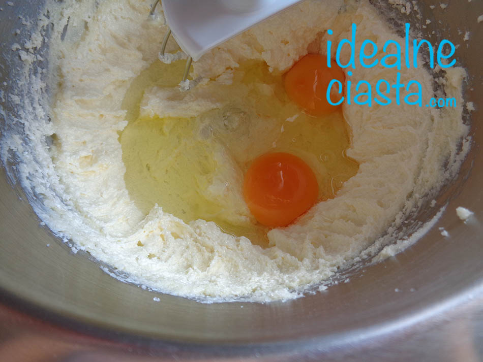 dodawanie jajek do masla