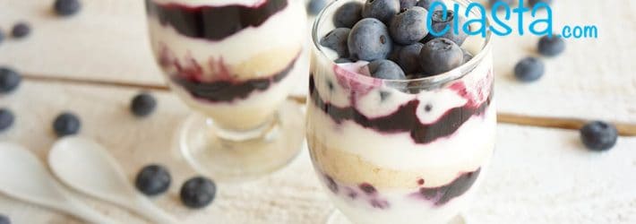 deser jogurtowy z konfitura i borowkami
