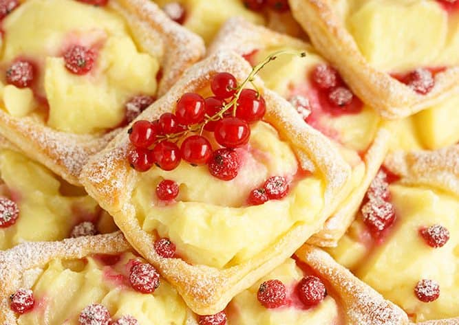 ciastka francuskie z budyniem i porzeczkami