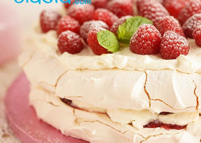 tort bezowy z malinami