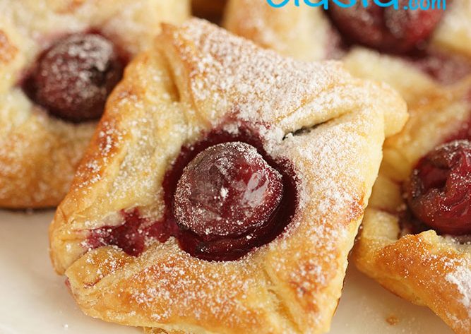 ciastka francuskie z kremem czekoladowym i wiśniami
